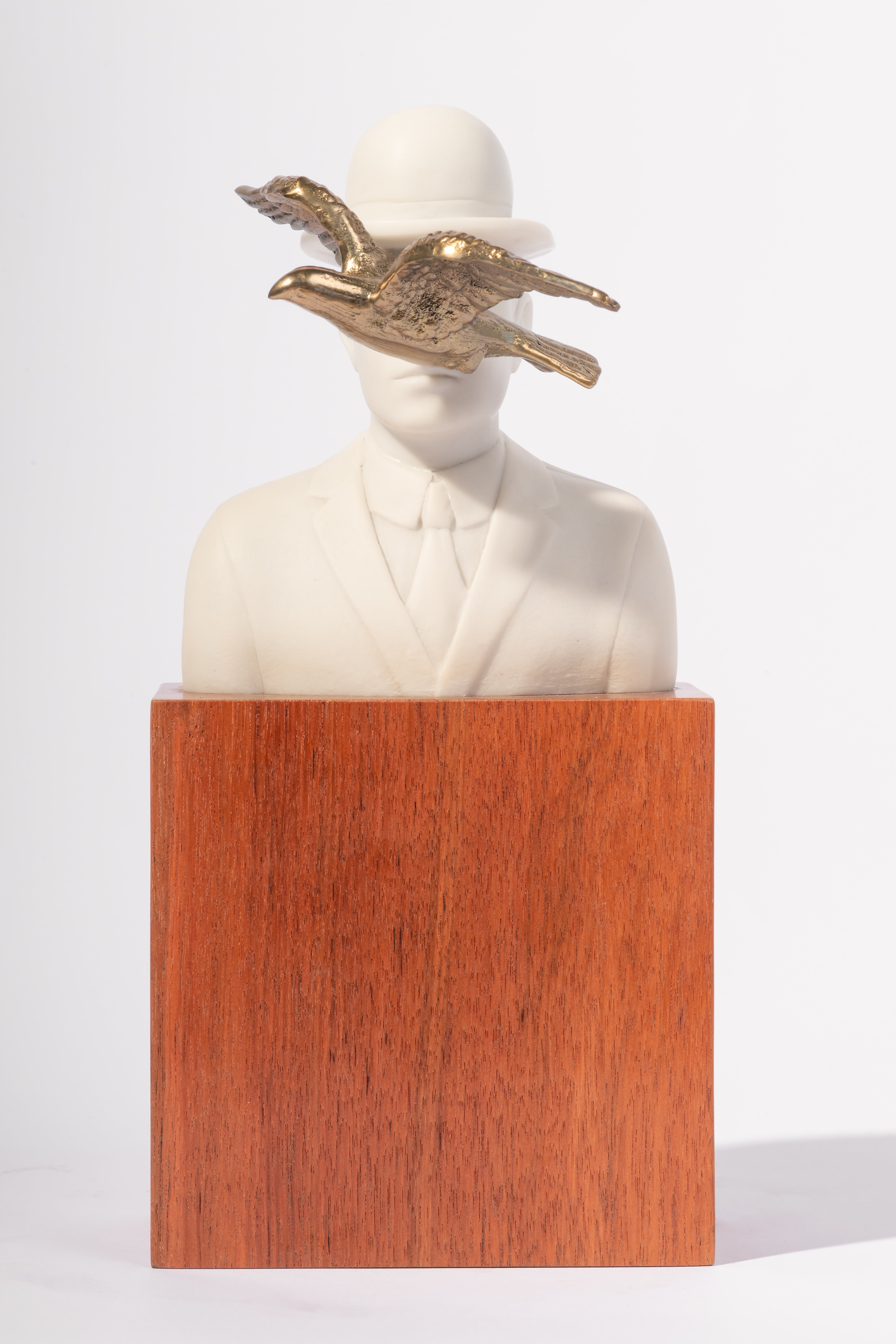 Escultura Homem com Gaivota - BK Arte e Design