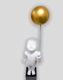 Escultura Menina com Balão Dourado