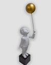 Escultura Menina com Balão Dourado